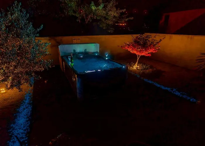 Baroque Art With Pool Sauna Gym ヴィラ