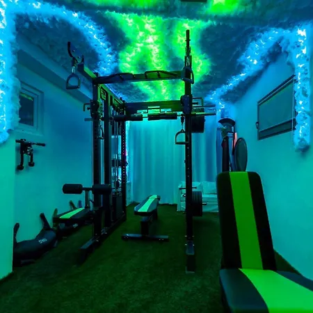 וילה Baroque Art With Pool Sauna Gym