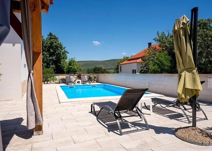 Baroque Art With Pool Sauna Gym וילה *