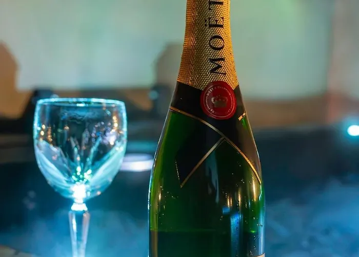 וילה Baroque Art With Pool Sauna Gym *