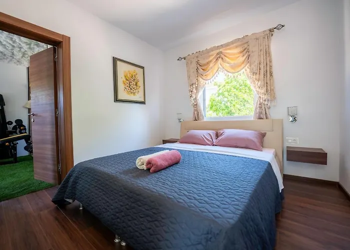 Baroque Art With Pool Sauna Gym *