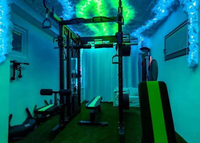 וילה Baroque Art With Pool Sauna Gym