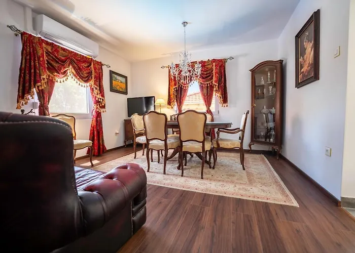 Baroque Art With Pool Sauna Gym וילה *