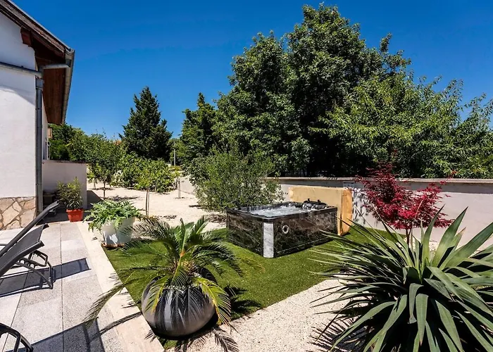 וילה Baroque Art With Pool Sauna Gym *